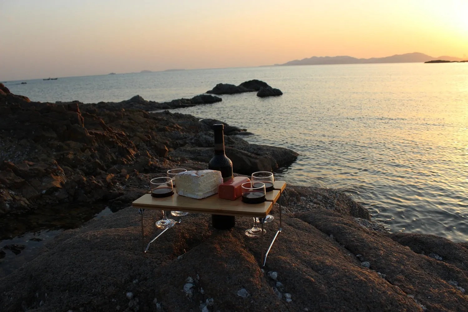 Portable and Foldable Wine and Snack Table for Picnic Outdoor on the Beach Park or Indoor Bed for 2,4 or 6 (WL 4 Positions)