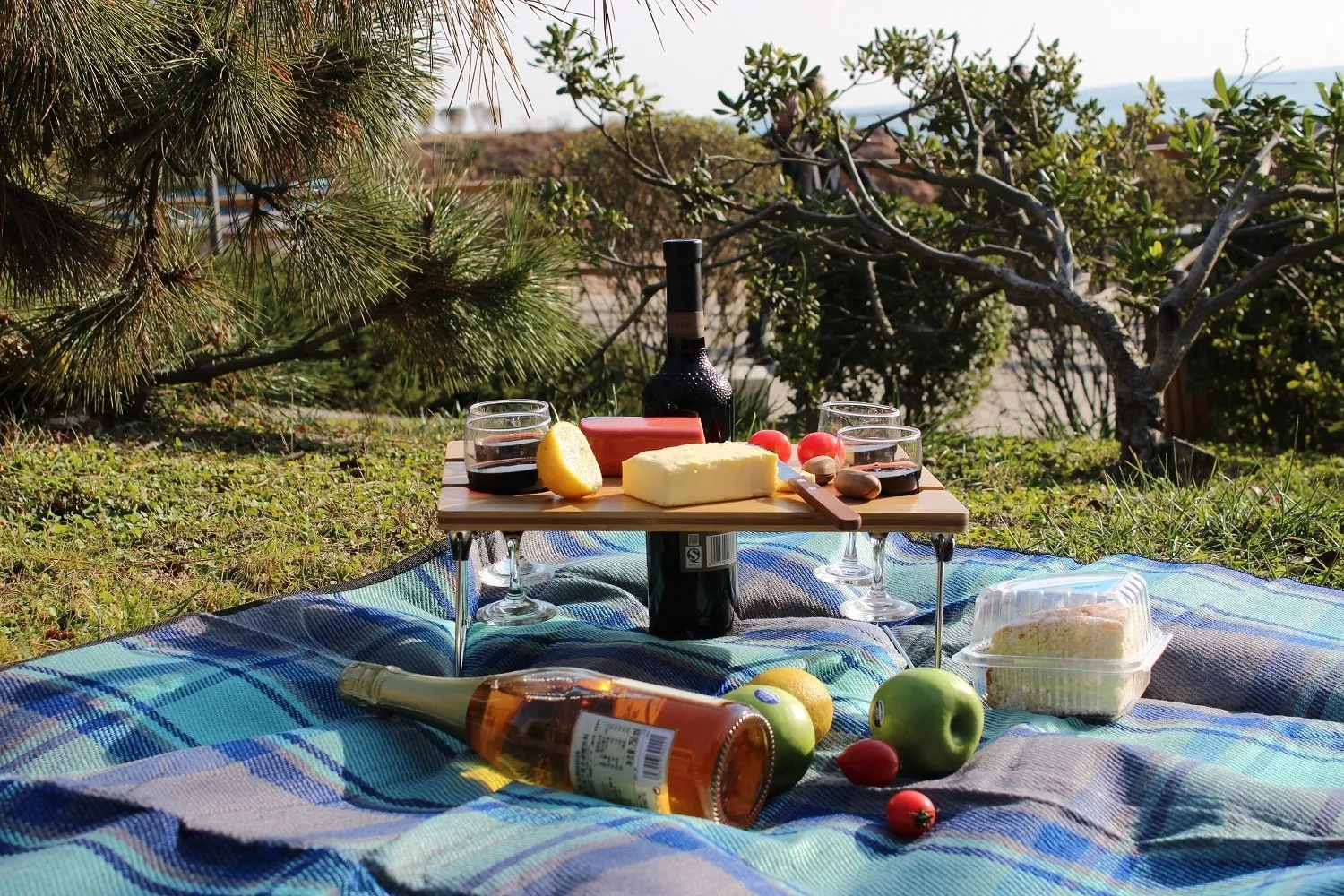 Portable and Foldable Wine and Snack Table for Picnic Outdoor on the Beach Park or Indoor Bed for 2,4 or 6 (WL 4 Positions)